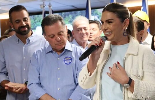 Flávia Teles deixa disputa por vaga na Câmara após agravamento de quadro de saúde Flávia do Maguito deixa a disputa por uma vaga na Câmara dos Deputados após agravamento de seu quadro de saúde.