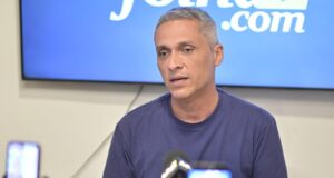 Gayer nega dobradinha com Mendanha e diz que cards circulam sem autorização de sua campanha Gustavo Gayer nega dobradinha com Gustavo Mendanha e afirma que cards circulam sem autorização de sua campanha.
