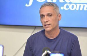 Gayer nega dobradinha com Mendanha e diz que cards circulam sem autorização de sua campanha Gustavo Gayer nega dobradinha com Gustavo Mendanha e afirma que cards circulam sem autorização de sua campanha.