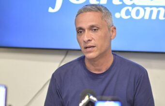 Gayer nega dobradinha com Mendanha e diz que cards circulam sem autorização de sua campanha Gustavo Gayer nega dobradinha com Gustavo Mendanha e afirma que cards circulam sem autorização de sua campanha.