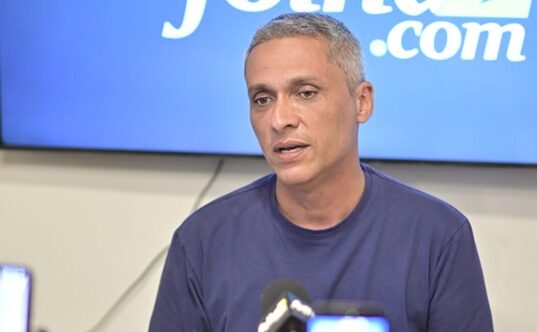 Gayer nega dobradinha com Mendanha e diz que cards circulam sem autorização de sua campanha Gustavo Gayer nega dobradinha com Gustavo Mendanha e afirma que cards circulam sem autorização de sua campanha.