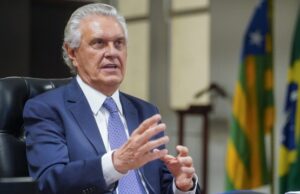 Caiado está clinicamente estável, respira espontaneamente e apresenta boa evolução