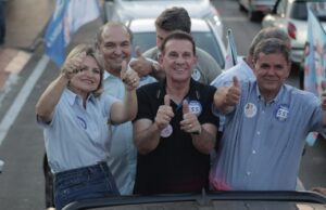 Vanderlan ganha força na disputa pelo Senado e recebe apoio de lideranças da base de Daniel Vilela Vanderlan Cardoso recebe apoio de lideranças da base do governador Daniel Vilela para a disputa pelo Senado em Goiás.