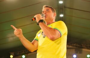 Flávio Bolsonaro visita Goiás para gravar campanha com cantores sertanejos A agenda de Flávio Bolsonaro deve ser fechada