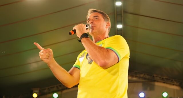 Flávio Bolsonaro visita Goiás para gravar campanha com cantores sertanejos A agenda de Flávio Bolsonaro deve ser fechada