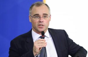 André Mendonça diz que Flávio Bolsonaro e Lula podem divulgar sigilos Ministro André Mendonça afirmou que não cabe interferência da Justiça Eleitoral