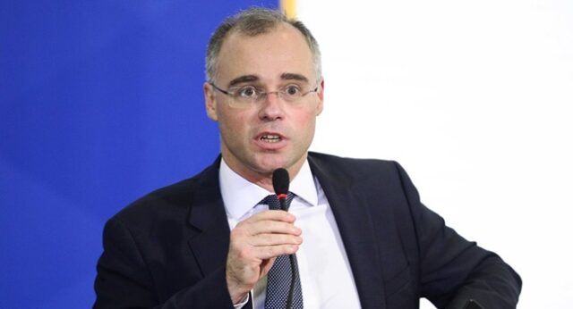 André Mendonça diz que Flávio Bolsonaro e Lula podem divulgar sigilos Ministro André Mendonça afirmou que não cabe interferência da Justiça Eleitoral