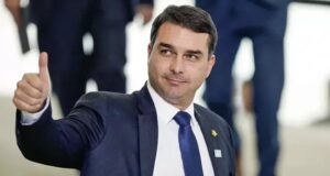 Antes de fugir do Brasil, Flávio Bolsonaro disse: “nunca pensei em sair do país” Flávio Bolsonaro deixou o Brasil com a família rumo aos EUA