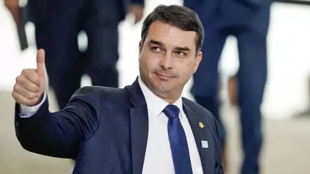 Antes de fugir do Brasil, Flávio Bolsonaro disse nunca pensei em sair do país Flávio Bolsonaro deixou o Brasil com a família rumo aos EUA