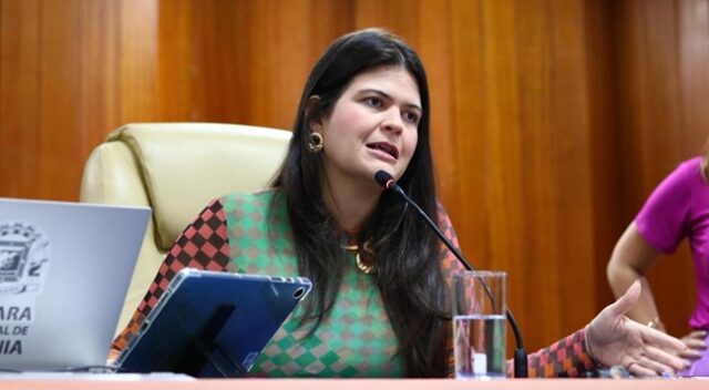 Após receber 123 mil votos e não se eleger deputada, Aava pode perder mandato de vereadora Aava Santiago ainda pode recorrer ao Tribunal Superior Eleitoral