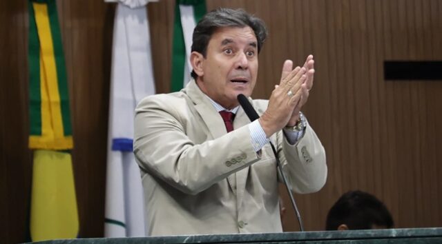 Clécio Alves vira réu após TJGO aceitar queixa-crime de Sandro Mabel A ação de Mabel cita declarações feitas por Clécio Alves em entrevista à Rádio Sucesso, em dezembro de 2025