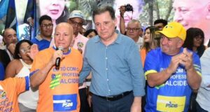 Marconi Perillo, Vilmar Mariano e Professor Alcides durante ato político em Aparecida de Goiânia