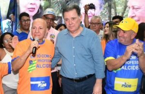 Com Alcides e Vilmar no palanque, Marconi tem só 18 mil votos e fica atrás do PT em Aparecida Marconi Perillo, Vilmar Mariano e Professor Alcides durante ato político em Aparecida de Goiânia