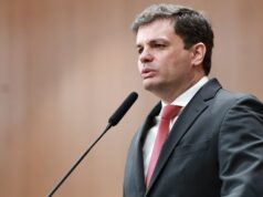 Com licença de Bruno Peixoto, Issy Quinan assume a presidência da Alego Issy Quinan deve ficar no comando da Alego até a segunda quinzena de novembro