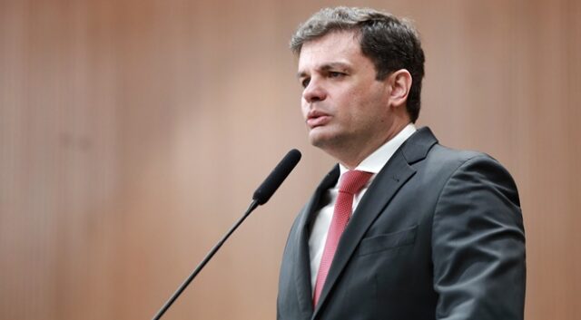 Com licença de Bruno Peixoto, Issy Quinan assume a presidência da Alego Issy Quinan deve ficar no comando da Alego até a segunda quinzena de novembro