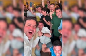 Comemoração de “virada temporária” de Flávio Bolsonaro viraliza nas redes sociais Pablo Marçal, Flávio Bolsonaro e aliados durante comemoração
