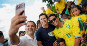 Daniel Vilela defende mudança ao participar de carreatas em apoio a Flávio Bolsonaro Daniel Vilela afirma que o atual governo do PT representa o "retrocesso"