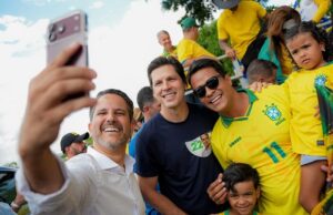Daniel Vilela defende mudança ao participar de carreatas em apoio a Flávio Bolsonaro Daniel Vilela afirma que o atual governo do PT representa o "retrocesso"