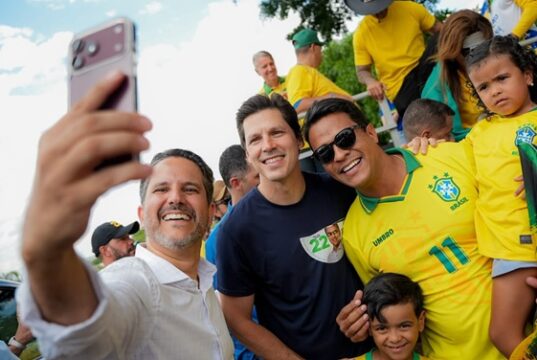 Daniel Vilela defende mudança ao participar de carreatas em apoio a Flávio Bolsonaro Daniel Vilela afirma que o atual governo do PT representa o "retrocesso"