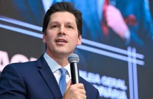 Daniel Vilela manifesta apoio a Flávio Bolsonaro: “Se exauriu essa era do PT” Daniel Vilela argumenta que a opção é de buscar um compromisso com Flávio Bolsonaro para que ele atenda as demandas e expectativas da população