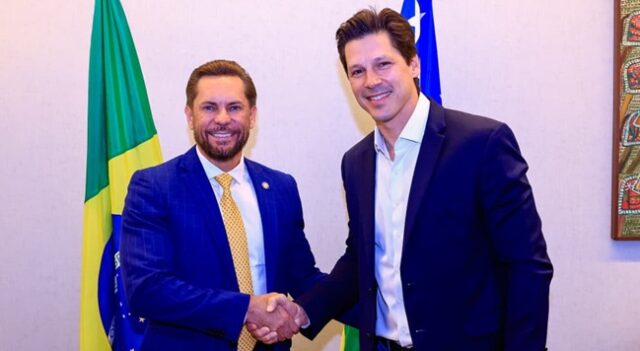 Daniel Vilela se licencia do cargo de governador e Bruno Peixoto assume interinamente Daniel Vilela e Bruno Peixoto assinam termo de transmissão de cargo