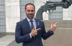 Eduardo Bolsonaro ignora Wilder ao pedir votos para candidatos em Goiás Eduardo Bolsonaro citou apenas Fred Rodrigues, candidato a deputado federal, e Gustavo Gayer, na lista de pedido de votos