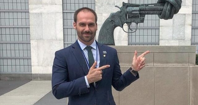 Eduardo Bolsonaro citou apenas Fred Rodrigues, candidato a deputado federal, e Gustavo Gayer, na lista de pedido de votos