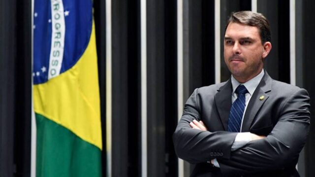 Flávio Bolsonaro derrota o presidente Lula na Papudinha e na Venezuela Flávio Bolsonaro conquistou 56,2% dos votos válidos na Venezuela