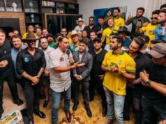 Flávio Bolsonaro recebe apoio de Gusttavo Lima, Zezé Di Camargo e outros sertanejos em Goiás