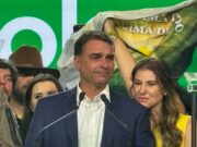 Flávio Bolsonaro entra para a história ao vencer o primeiro turno e levar virada Flávio Bolsonaro obteve 48,22% dos votos válidos