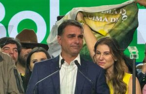 Flávio Bolsonaro entra para a história ao vencer o primeiro turno e levar virada Flávio Bolsonaro obteve 48,22% dos votos válidos