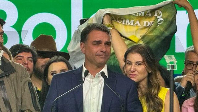 Flávio Bolsonaro entra para a história ao vencer o primeiro turno e levar virada Flávio Bolsonaro obteve 48,22% dos votos válidos