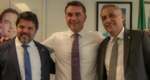 Flávio Bolsonaro vence Lula com folga em Anápolis, Goiânia e Aparecida; veja o placar Em Anápolis, cidade comandada por Márcio Corrêa, Flávio Bolsonaro obteve mais de 70% dos votos válidos
