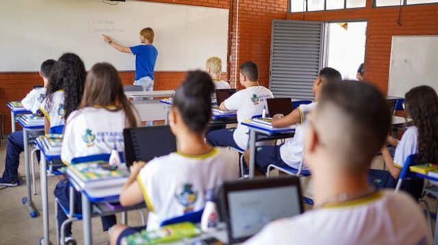 Governo de Goiás convoca mais 250 professores aprovados em concurso público Governo de Goiás dá início a processo para ingresso efetivo de mais 250 professores na rede estadual de ensino