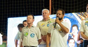 Vanilson Bueno, Gilsão Meu Povo e José Nelto durante ato de campanha