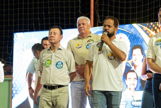 Vanilson Bueno, Gilsão Meu Povo e José Nelto durante ato de campanha