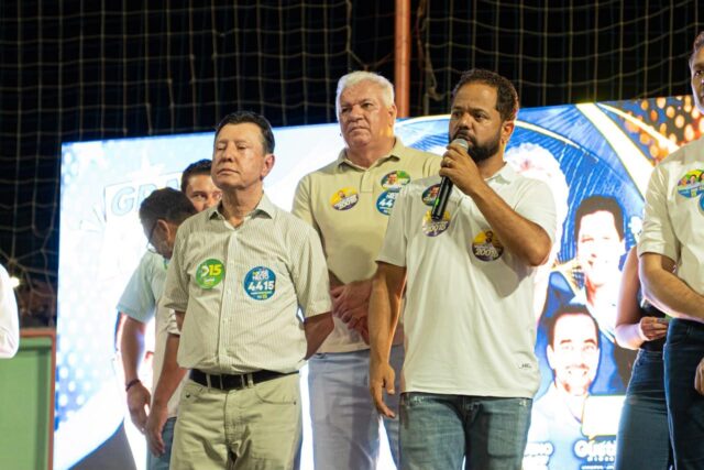 Vanilson Bueno amplia articulação em Aparecida e reúne apoio de vereadores e lideranças Vanilson Bueno, Gilsão Meu Povo e José Nelto durante ato de campanha