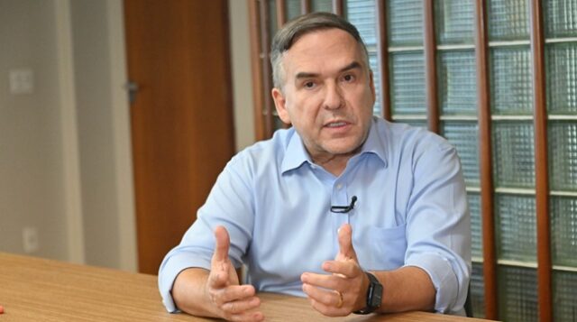 Mabel cobra votação de projetos na CCJ da Câmara Me xinga por aí, mas põe o projeto pra andar Segundo o prefeito Mabel, diversas propostas de interesse da população estão paradas na CCJ
