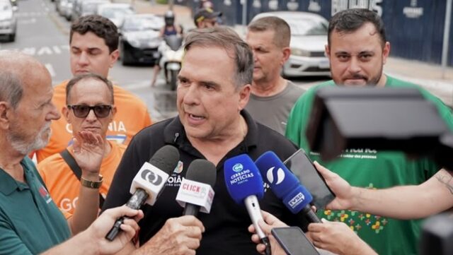 Mabel critica a Justiça e afirma Eu enfrentaria, ao comparar sua postura à de Flávio Bolsonaro Prefeito Sandro Mabel apoiou Flávio Bolsonaro no segundo turno das eleições