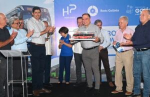 Mabel entrega 19 novos ônibus e diz que Goiânia tem o melhor transporte coletivo do Brasil Prefeito Sandro Mabel entrega 19 novos ônibus com tecnologia Euro 6 para o transporte coletivo da capital e da Região Metropolitana