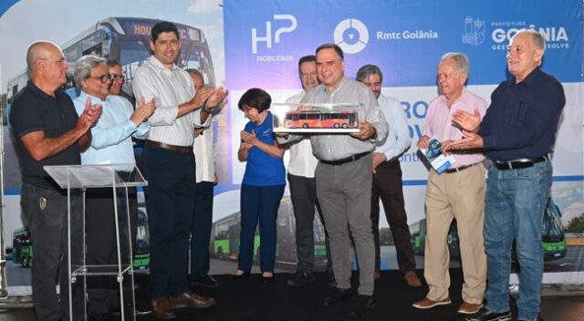 Mabel-entrega-19-novos-onibus-e-diz-que-Goiania-tem-o-melhor-transporte-coletivo-do-Brasil Prefeito Sandro Mabel entrega 19 novos ônibus com tecnologia Euro 6 para o transporte coletivo da capital e da Região Metropolitana