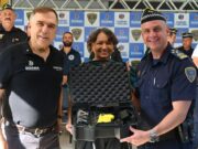 Mabel reforça Guarda Civil de Goiânia com 450 armas de choque, motos e equipamentos Prefeito Mabel e a vice Coronel Cláudia durante entrega de equipamentos para a GCM