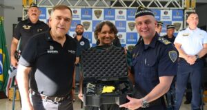 Mabel reforça Guarda Civil de Goiânia com 450 armas de choque, motos e equipamentos Prefeito Mabel e a vice Coronel Cláudia durante entrega de equipamentos para a GCM