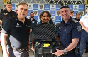 Mabel reforça Guarda Civil de Goiânia com 450 armas de choque, motos e equipamentos Prefeito Mabel e a vice Coronel Cláudia durante entrega de equipamentos para a GCM