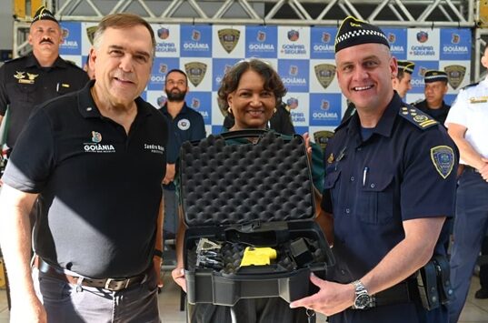 Mabel reforça Guarda Civil de Goiânia com 450 armas de choque, motos e equipamentos Prefeito Mabel e a vice Coronel Cláudia durante entrega de equipamentos para a GCM