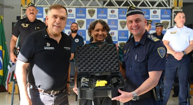 Mabel reforça Guarda Civil de Goiânia com 450 armas de choque, motos e equipamentos Prefeito Mabel e a vice Coronel Cláudia durante entrega de equipamentos para a GCM