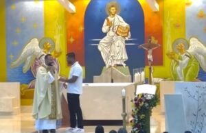 Padre Marcos agradece apoio de Policarpo a obras da Paróquia Nossa Senhora da Assunção Padre Marcos Rogério agradeceu Romário Policarpo pelo apoio às obras da Paróquia