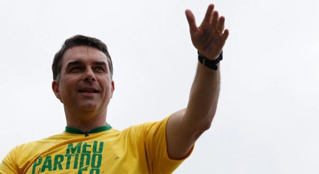 Flávio Bolsonaro aparece com 2 pontos percentuais à frente de Lula na disputa de segundo turno