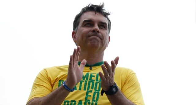 Pesquisa RealTime Flávio vence com 52% dos votos válidos; Lula aparece com 48% Flávio Bolsonaro aparece com 52% dos votos válidos na pesquisa RealTime Big Data