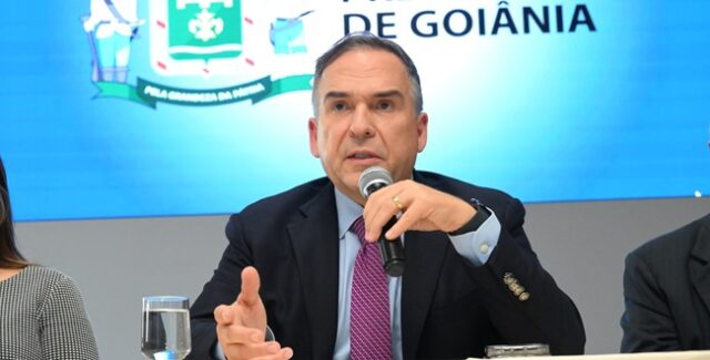 Prefeito Mabel envia à Câmara plano que reestrutura carreira de servidores administrativos da Educação Projeto enviado por Mabel corrige distorções históricas entre os níveis e referências da carreira e valoriza trajetória profissional de administrativos da educação